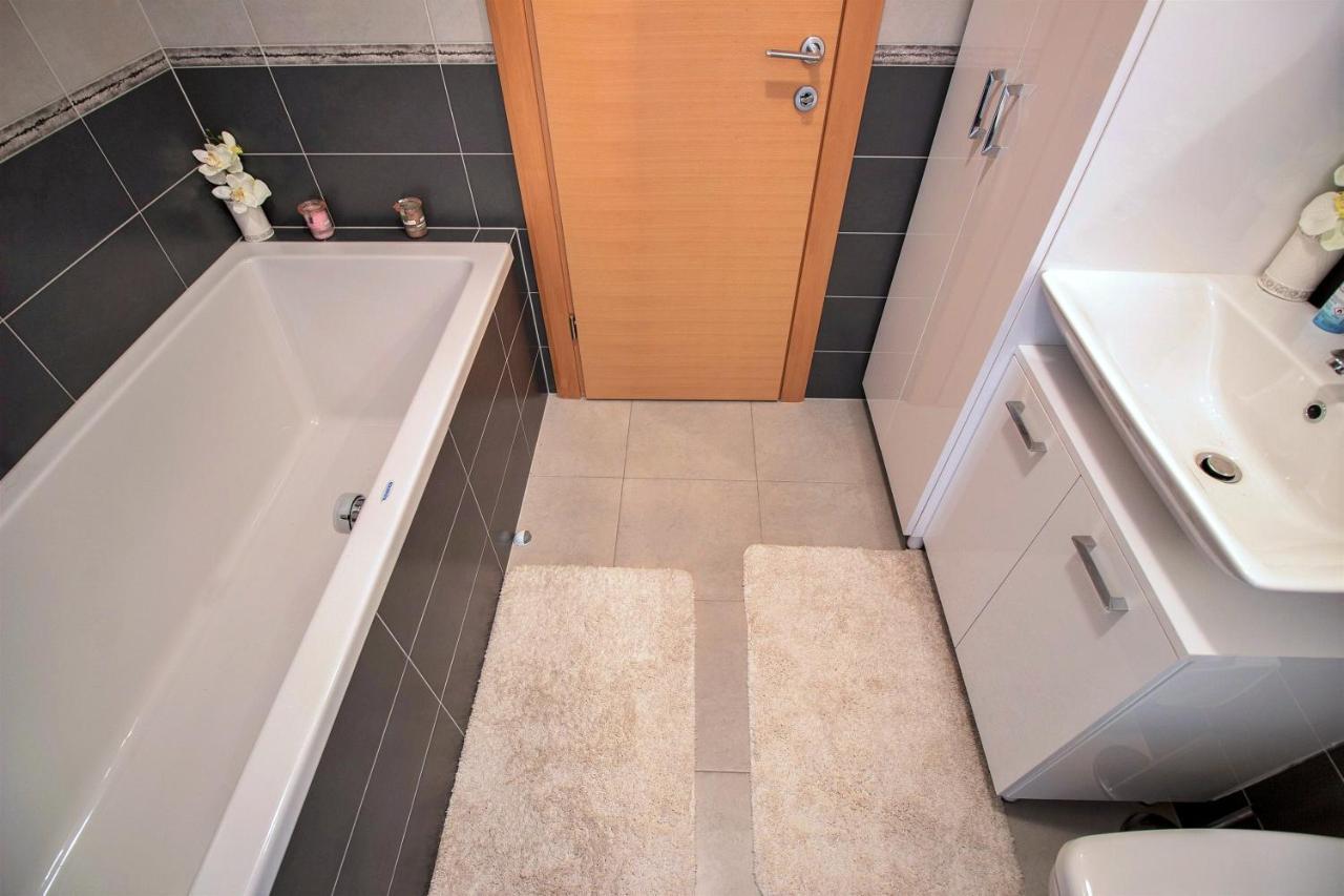 Apartment Lora Омиш Экстерьер фото
